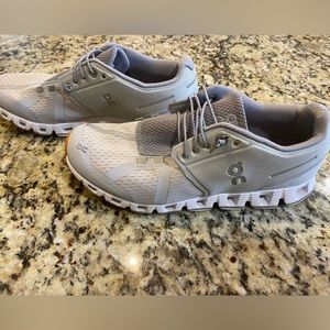 ON slip on tennis shoes W8.5